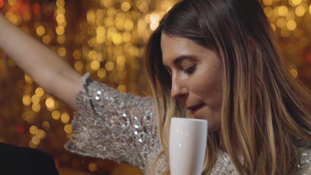 술집에서 춤추는 여자에게 접근하는 트래킹 샷