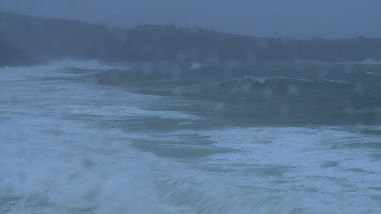 폭풍우의 바다 파도
