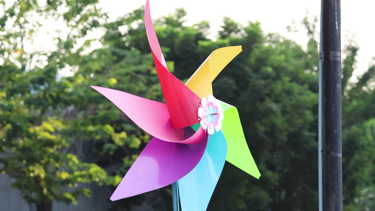 다채로운 핀이 나무 배경에 회전합니다.