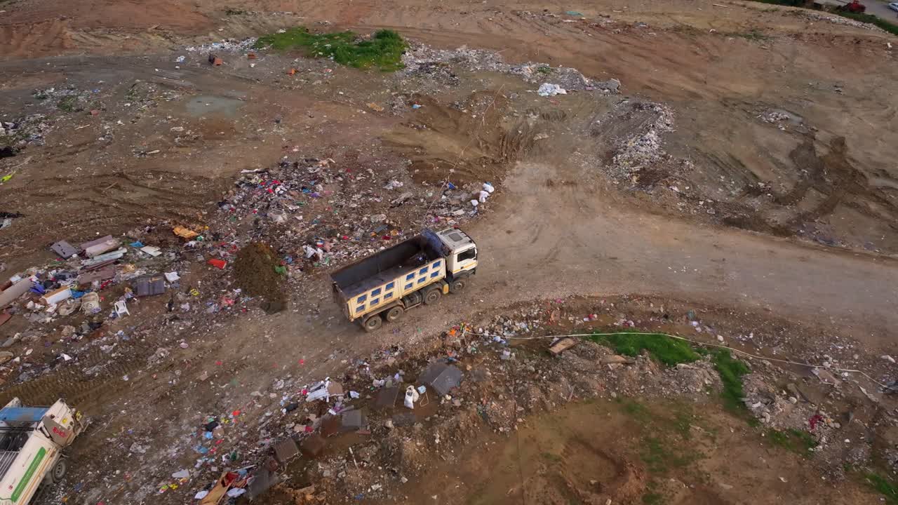 Inquadratura aerea di una discarica ricoperta di vecchi mobili e pneumatici scartati