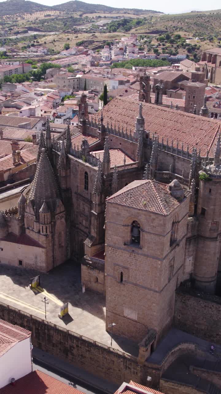 Orbita aerea che mostra la cattedrale come punto di riferimento chiave del patrimonio dell'Estremadura, verticale