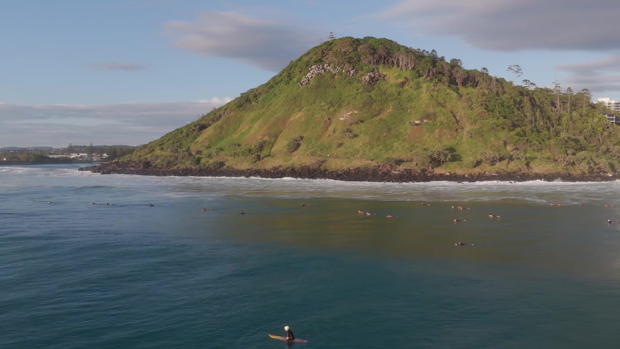 Burleigh Heads med surfere i havet i Gold Coast, Australia - Droneskudd