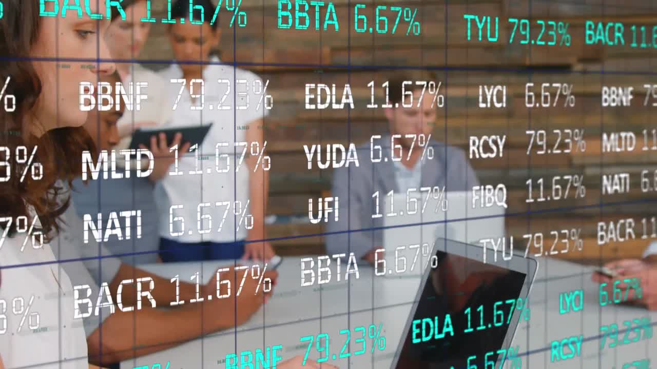 animación de la tabla de negociación sobre el patrón de cuadrícula sobre diversos compañeros de trabajo discutiendo y utilizando la tecnología
