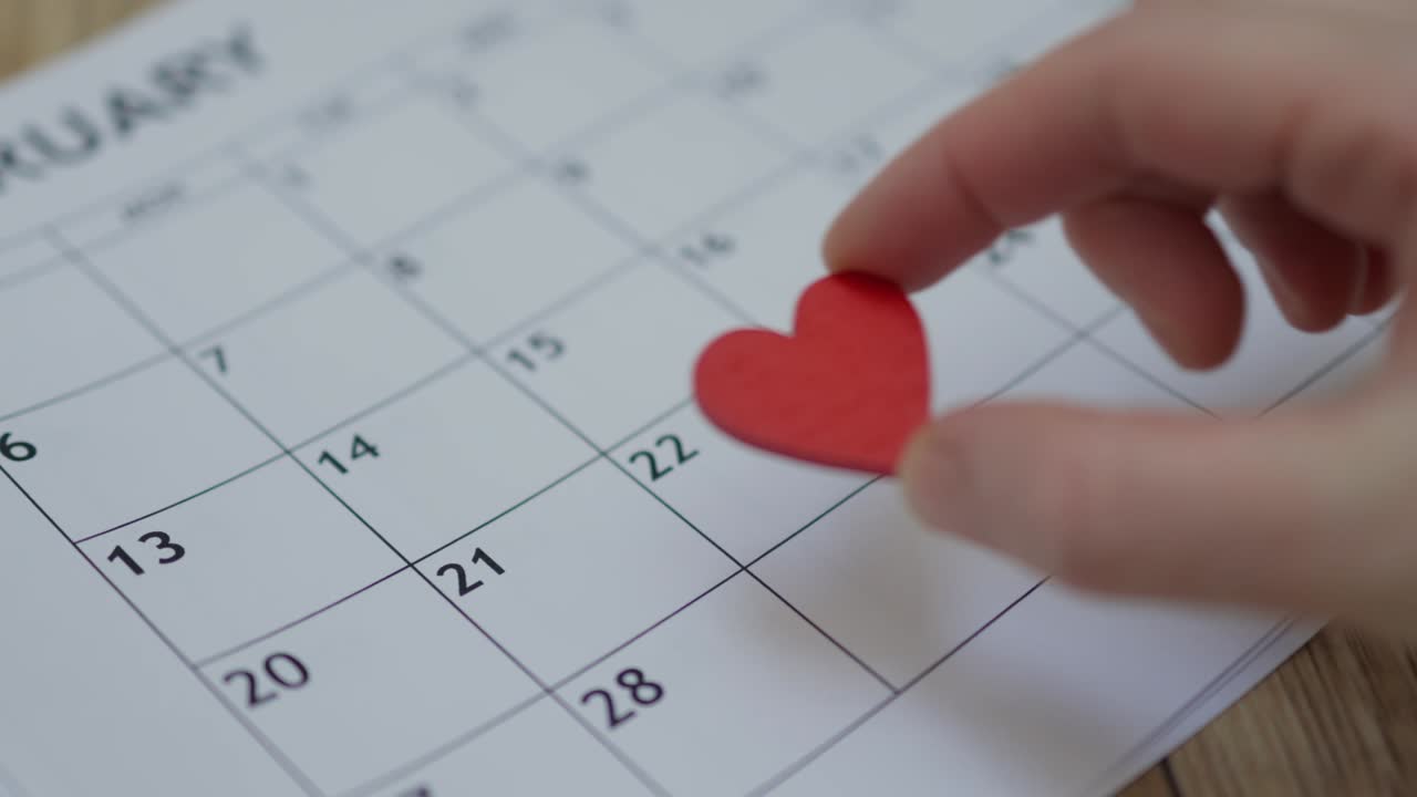 la forma de un corazón de madera roja número catorce mes de febrero fecha del calendario de valentín