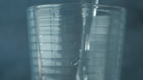 verter agua en un vaso