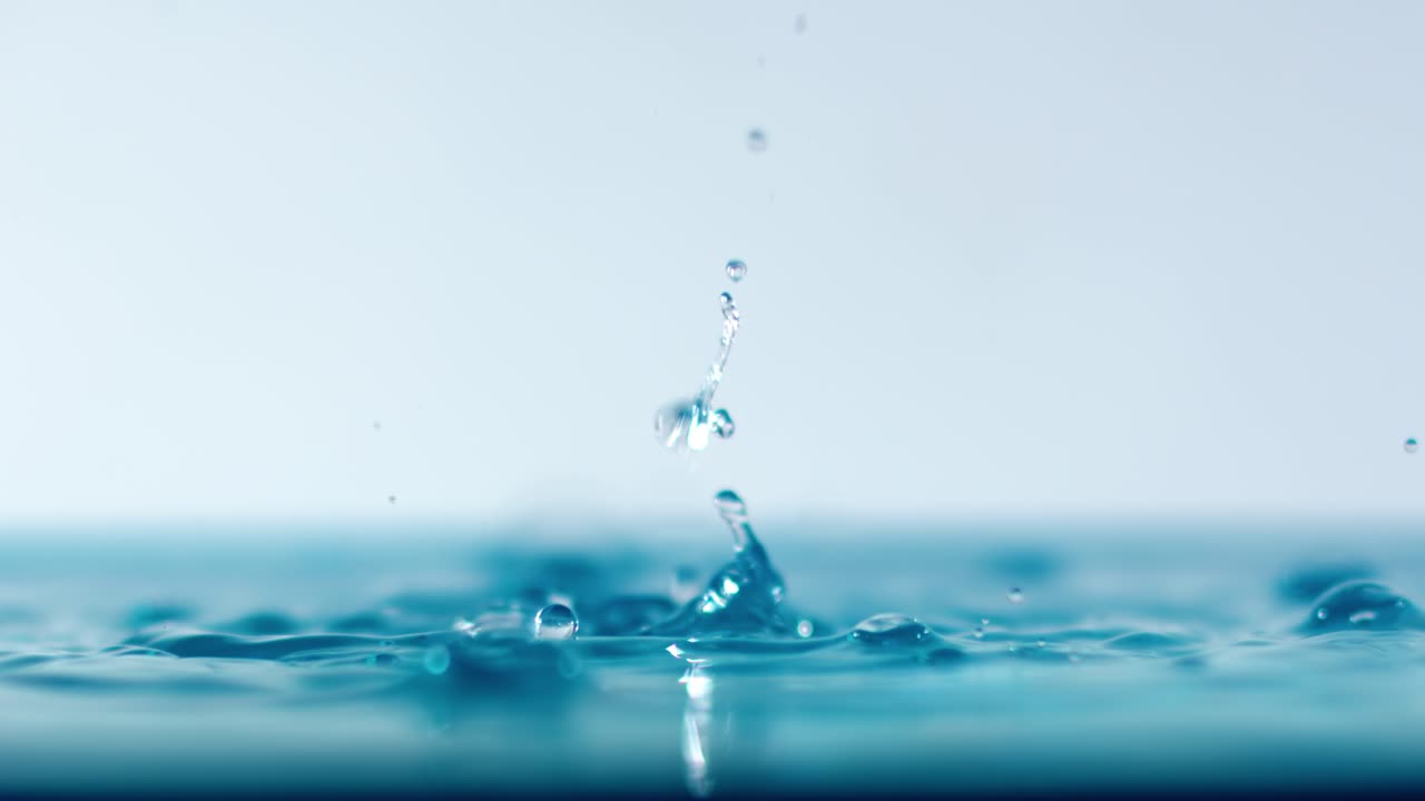 Nahaufnahme eines Wassertropfens in Superzeitlupe