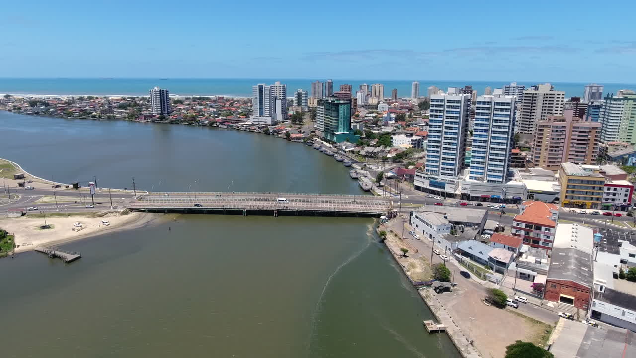 Vista aerea laterale che attraversa da Imbé a Tramandaí sopra il Ponte Giuseppe Garibaldi e il fiume Tramandaí nel Brasile meridionale.
