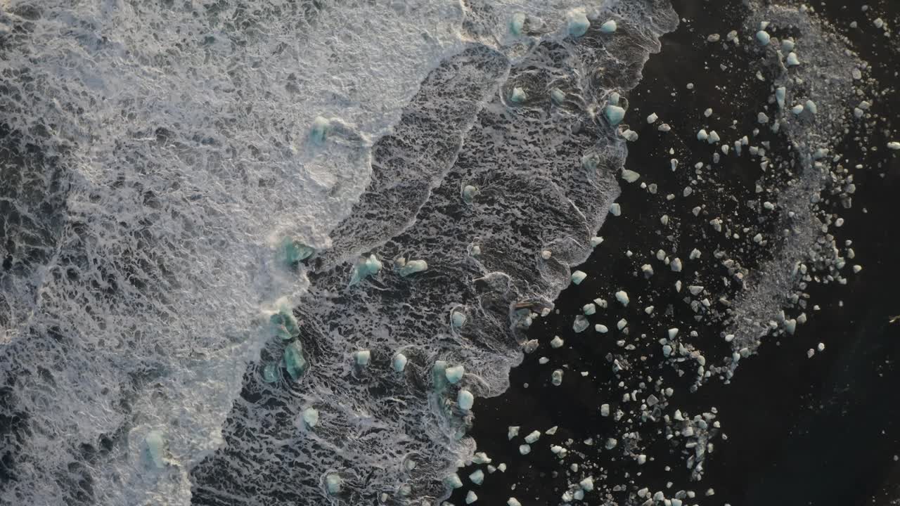 다이아몬드 비치-4에서 아이슬란드 해안을 위한 드론 샷