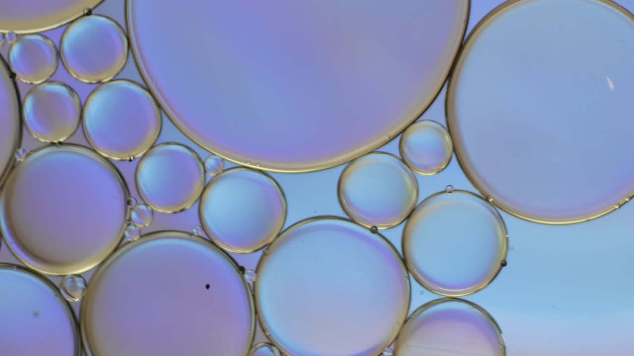 물 위에 떠다니는 기름방울의 다채로운 예술적.