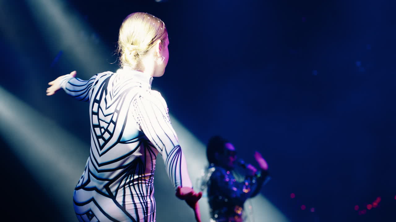 una mujer cantando en el escenario