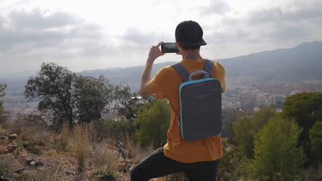 Jóvenes-Turistas-En-Una-Caminata-De-Montaña-Filmando-Paisajes-Con-Cámara-De-Teléfono-Inteligente