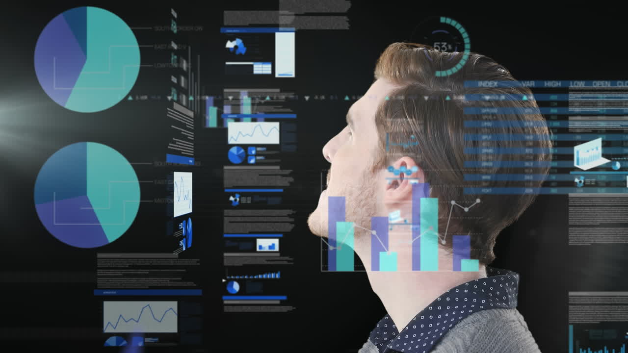 animación del procesamiento de datos sobre el hombre caucásico mirando a su alrededor contra un fondo negro