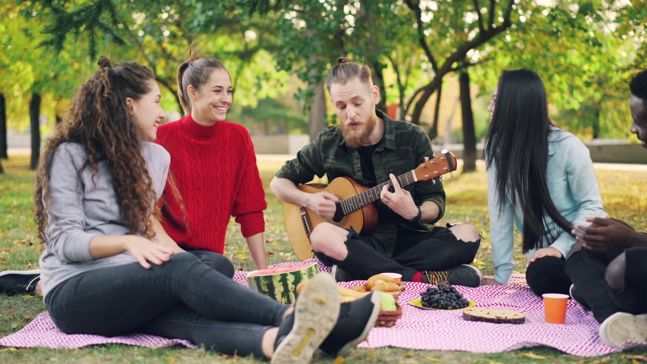 친구 들 이 공원 에서 피크닉 을 즐기고 있다