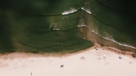 Erstaunliche-Tourismusküste.-Weißer-Sand.-Grünes-Wasser.-Super-Urlaubsziel