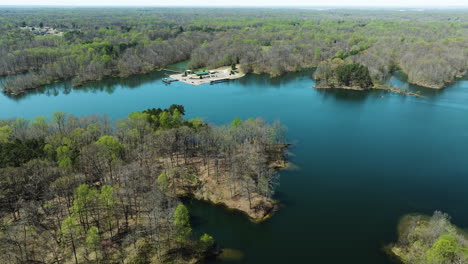 Lago-Glen-Springs,-Tienda-Y-Bosque-Al-Comienzo-De-La-Temporada-De-Primavera-En-Tennessee,-EE.UU.