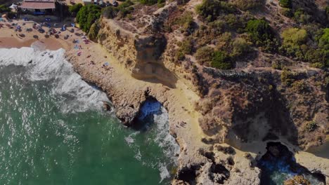 Disparo-De-Drones-Desde-Los-Acantilados-De-La-Costa-De-Lagos,-Algarve