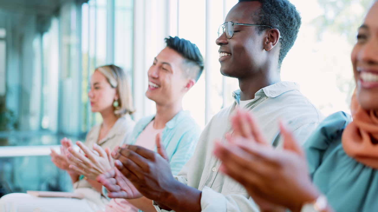 박수, 사업가들과 회의에 참석한 사람들