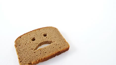 cara triste en una rebanada de pan
