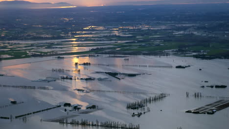 カナダ西部の激しい雷雨の後に浸水した平原、日没の航空写真