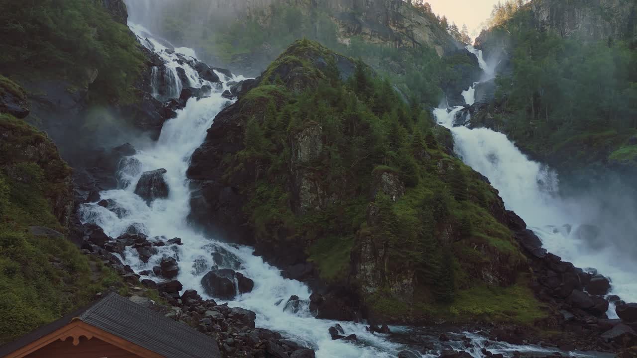 las cataratas escénicas de latefossen en noruega, europa del norte y escandinavia