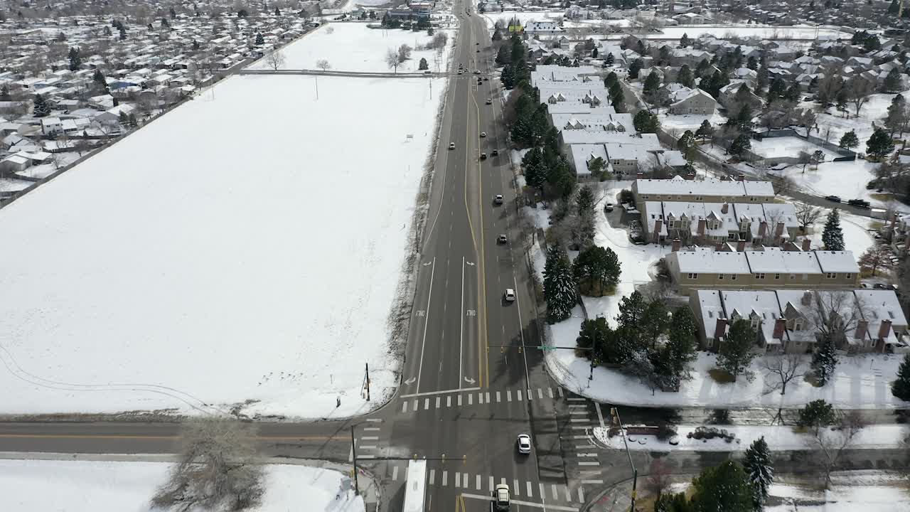 눈 덮인 도로 위의 조감도