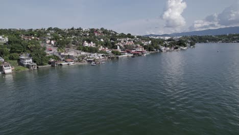 vista de drones de la playa vikinga en el lago de tequesquitengo