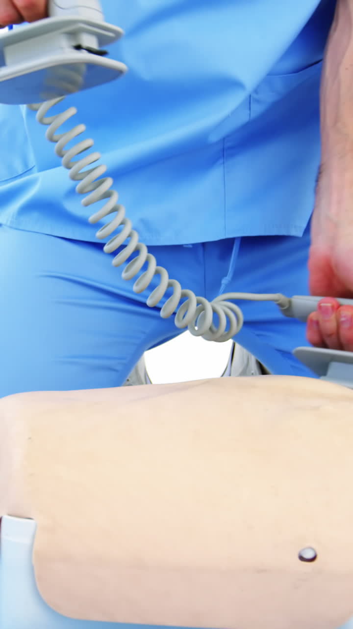 paramédico masculino durante el entrenamiento de reanimación cardiopulmonar