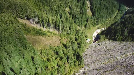 Vertikales-Schwenken-Einer-Vorwärts-Gerichteten-Drohne,-Die-über-Einen-Damm-Auf-Der-Straße-Nach-Transalpina-In-Rumänien-Geschossen-Wurde