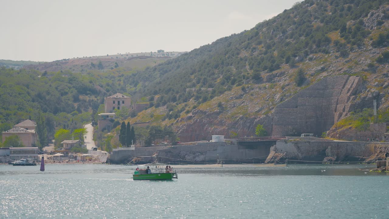 배 를 타고 있는 해안 장면