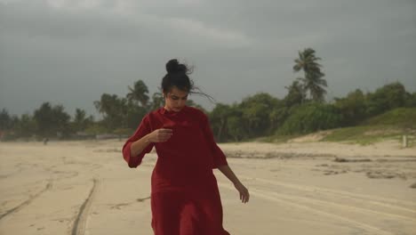 Schönes-Mädchen-Mit-Rotem-Kleid-Posiert-Am-Strand-Des-Arabischen-Meeres-In-Goa,-Indien