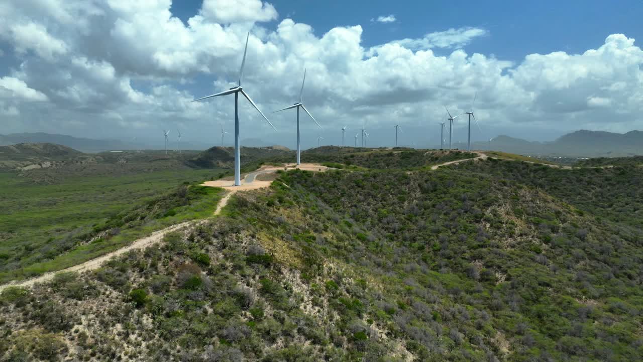 Fileira de turbinas eólicas na República Dominicana e céu nublado