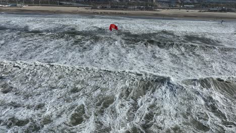 Surfista-De-Cometas-Atrapando-Aire-Grande-En-Olas-Turbias-De-Agua-De-Tormenta-En-Scheveningen