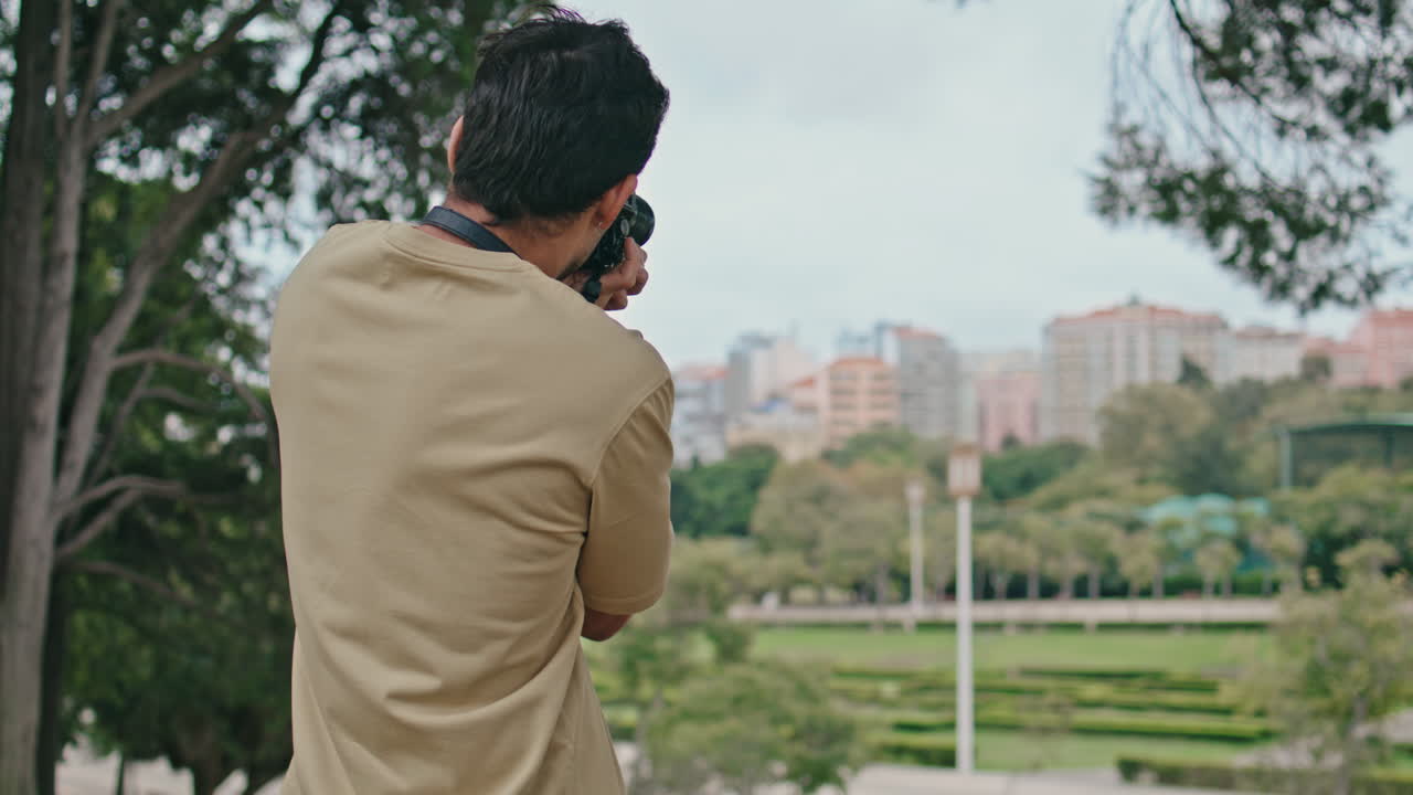 전문 카메라로 시내 풍경을 찍는 남자, 인식할 수 없는 사진작가