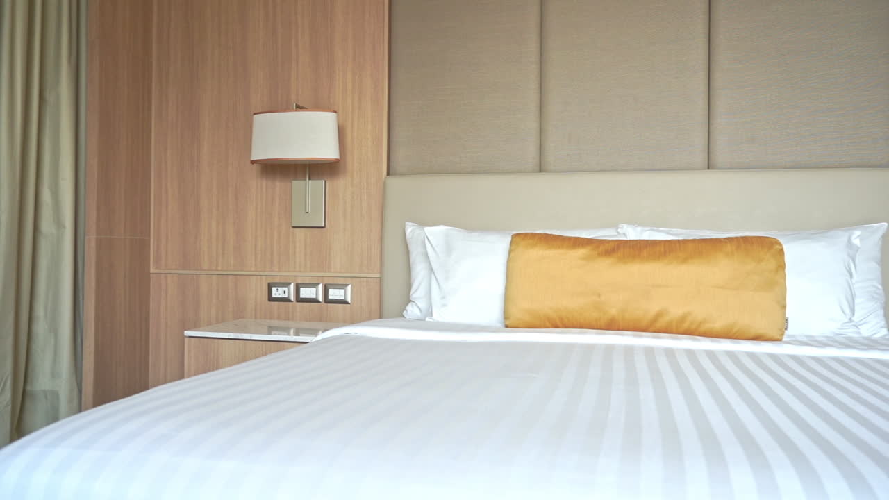 빈 호텔 스위트 룸과 침대의 팬