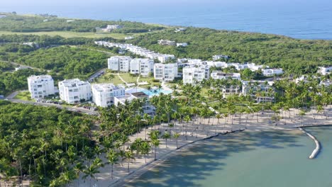 paso elevado aéreo playa tropical nueva romana con playa de arena y apartamentos modernos de lujo en el fondo