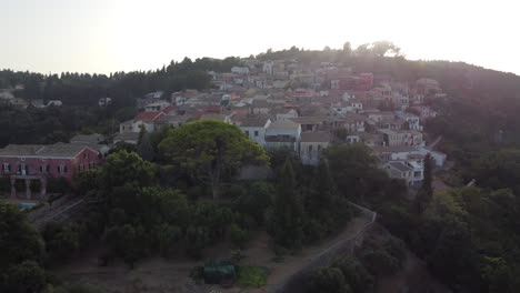 Vista-Aérea-De-Las-Casas-Del-Pueblo-De-Chlomos-En-Corfú,-Grecia.