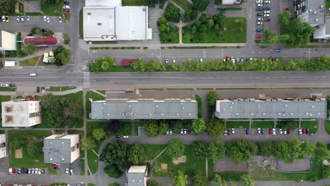 antena: vista de pájaro desde un área suburbana con pisos y casas