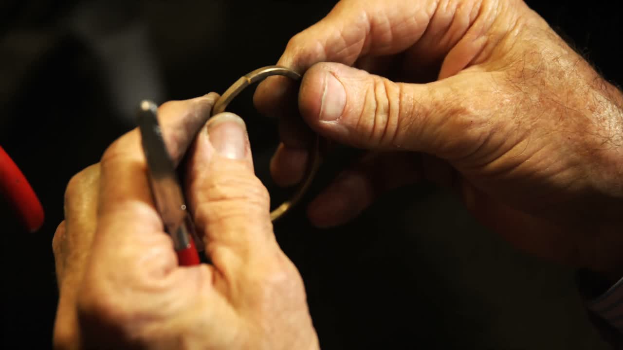 orfebre que fabrica joyas en el taller 4k