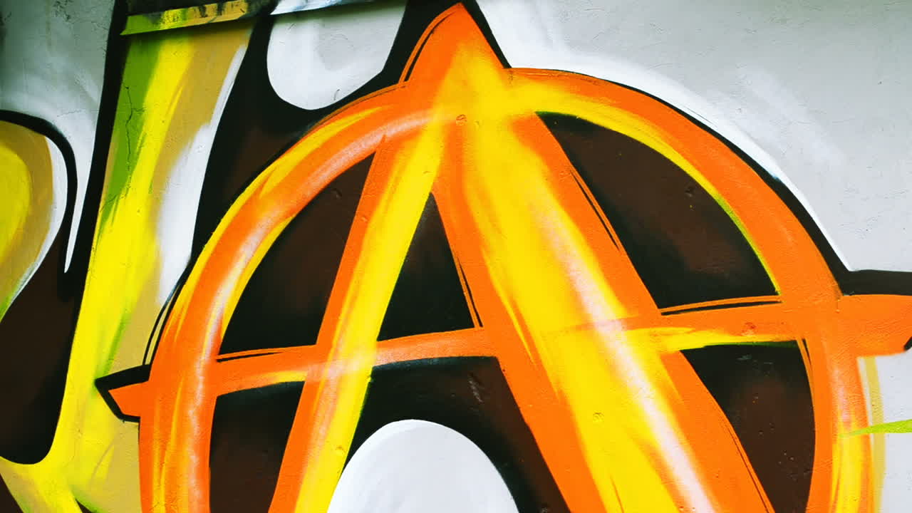 Kunstneren tegner graffiti på et hegn. Abstrakt tegning