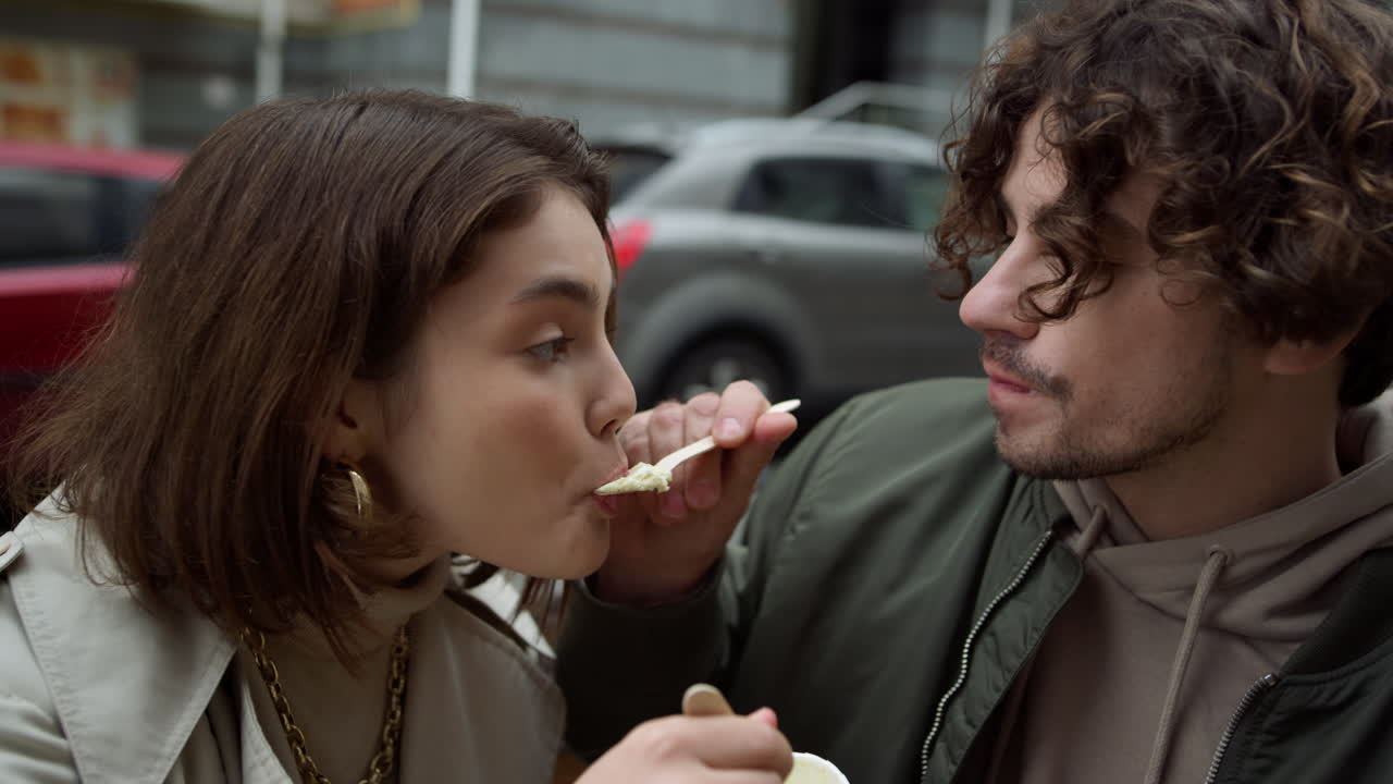 Coppia innamorata che si gode un gelato per strada. La coppia trascorre un appuntamento all'aperto