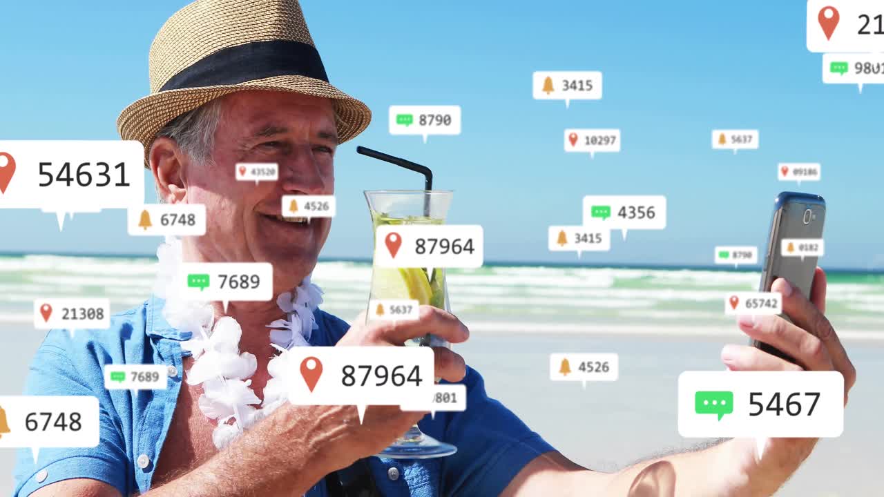 animación de iconos de redes sociales y números en pancartas sobre un hombre mayor que usa un teléfono inteligente
