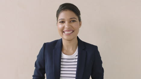 Retrato-De-Una-Mujer-Pasante-Corporativa-Segura-Sonriendo-Orgullosa-Con-Los-Brazos-Cruzados