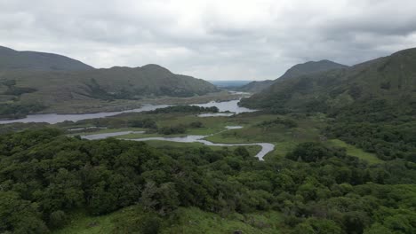 Ladies-View-In-Irland-Mit-üppigem-Gelände-Und-Sich-Schlängelnden-Flüssen,-Luftaufnahme