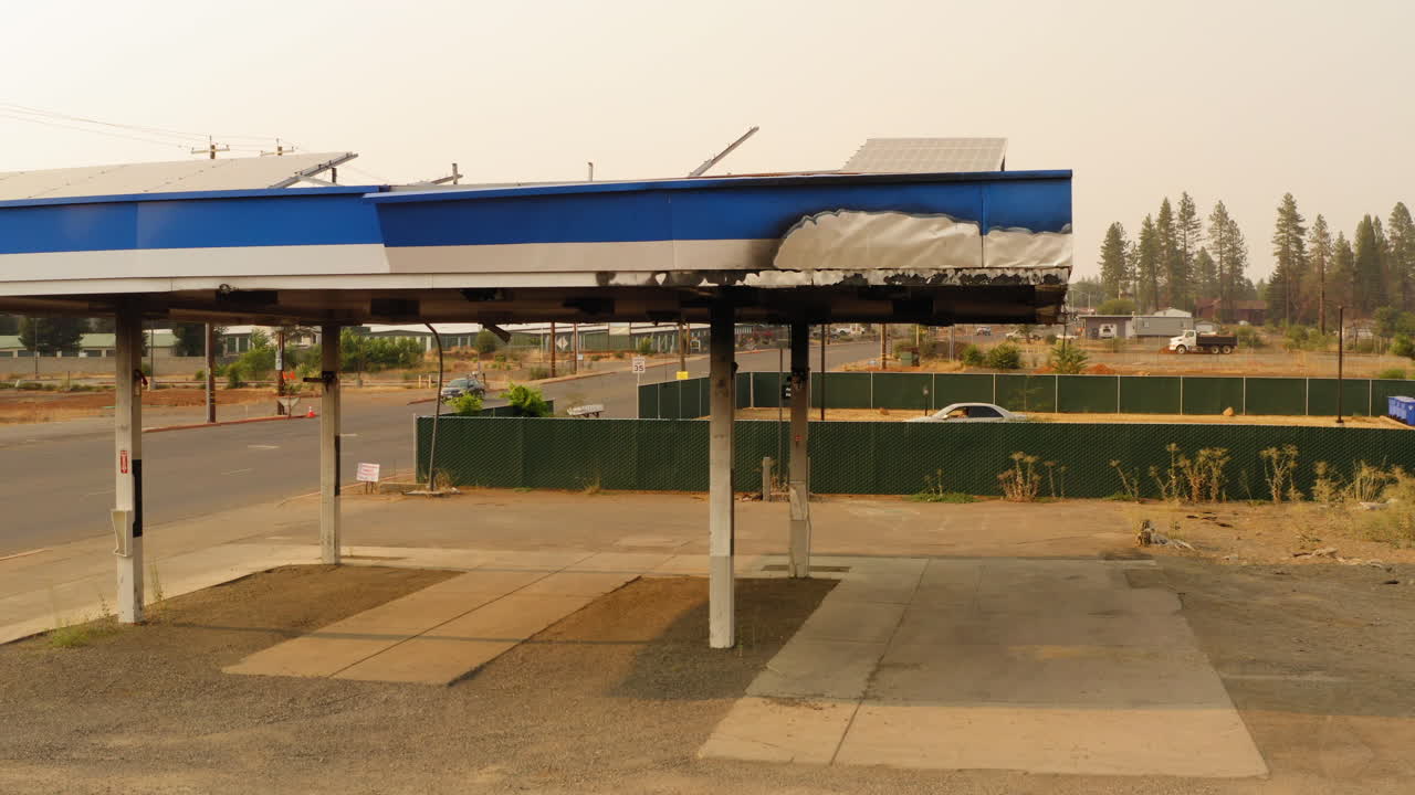 외부에서 본 버려진 석유 발전 에너지 시설 건물