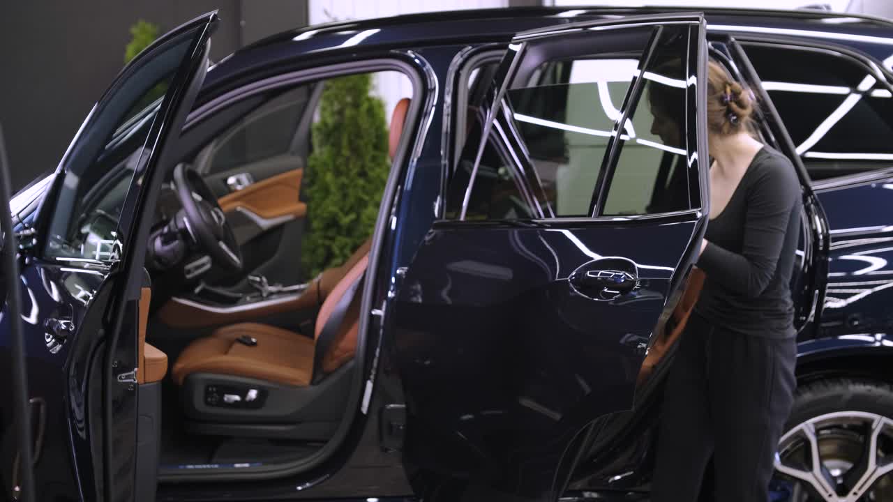 limpieza profesional de automóviles. lavado de sars. detalles interiores. limpieza en seco y detalles del interior de un automóvil. limpeza profunda de asientos. limpeza de espuma en el lavado de automóviles; limpieza del panel del automóvil del polvo. una aspiradora