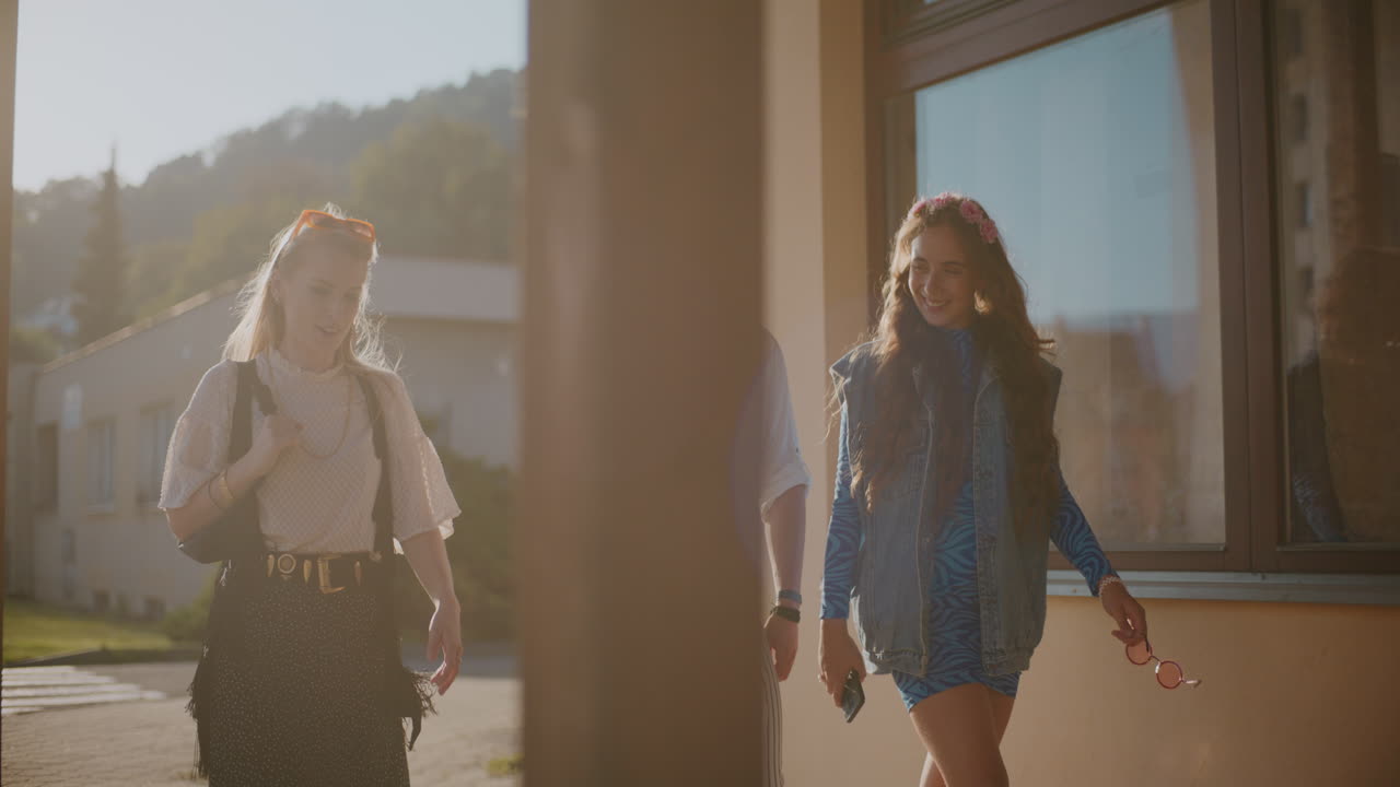 야외에서 산책하는 친구들