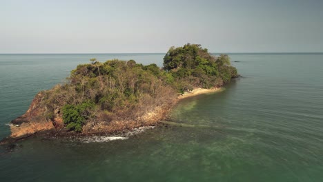 toma aérea de carro, vista panorámica de una pequeña isla tropical en el golfo de tailandia