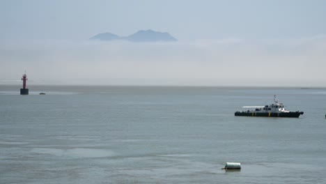 Isla-Ganghwado,-Barco-De-Pescadores-En-El-Mar-Amarillo,-Boya-De-Navegación-Roja-Flotando-Entre-Islas,-Plantilla-De-Espacio-De-Copia