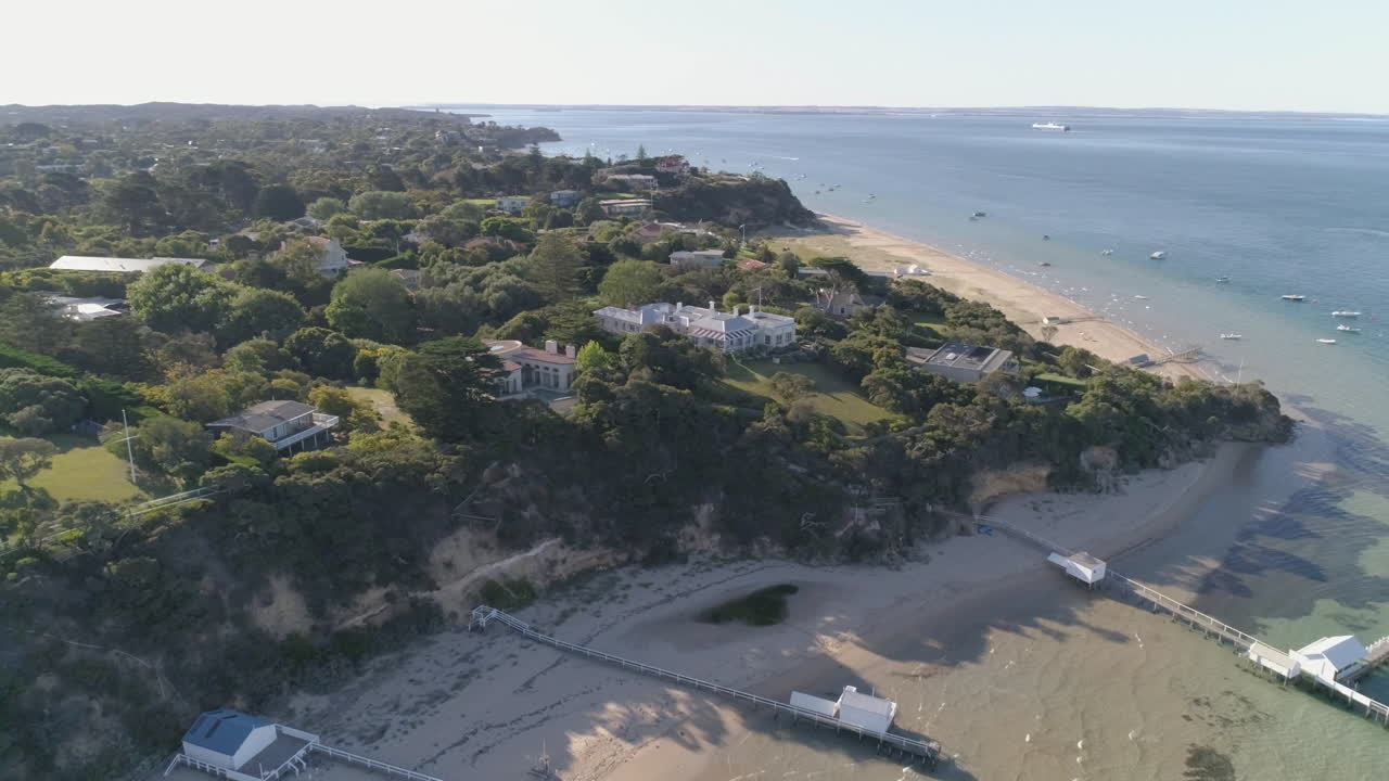 Veduta aerea da drone di un sentiero costiero lungo le grandi proprietà fronte mare a Portsea, Australia, chiamato Millionaires Walk