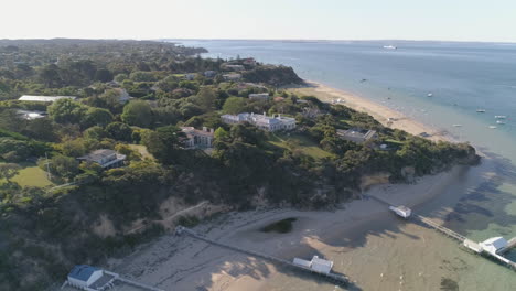 Drohnenantenne-Des-Küstenwegs-Entlang-Der-Großen-Strandgrundstücke-In-Portsea,-Australien,-Mit-Dem-Namen-Millionaires-Walk